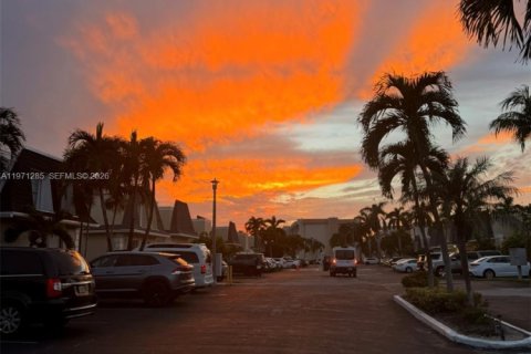 Townhouse in Hallandale Beach, Florida 3 bedrooms, 166.57 sq.m. № 2062650 - photo 13