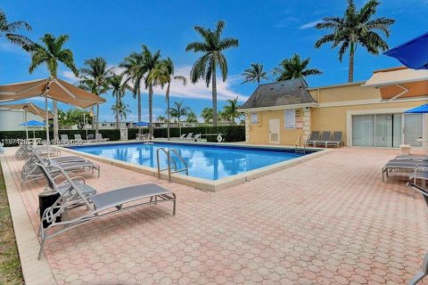 Townhouse in Hallandale Beach, Florida 3 bedrooms, 166.57 sq.m. № 2062650 - photo 16