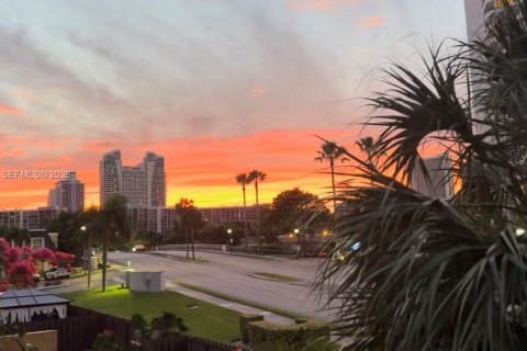 Townhouse in Hallandale Beach, Florida 3 bedrooms, 166.57 sq.m. № 2062650 - photo 11