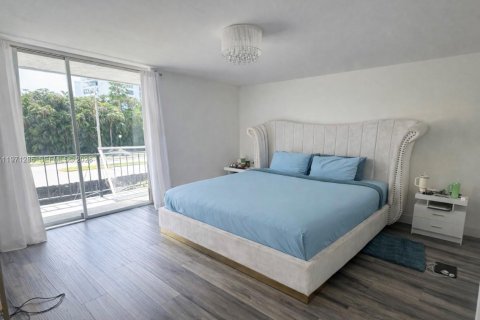 Townhouse in Hallandale Beach, Florida 3 bedrooms, 166.57 sq.m. № 2062650 - photo 9