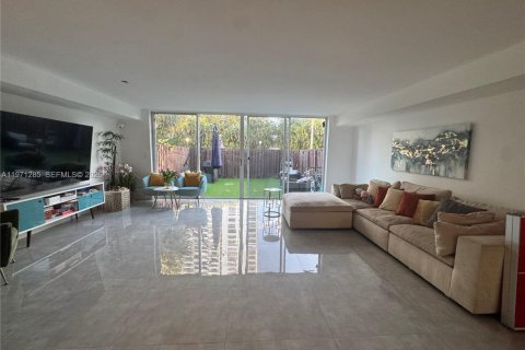 Townhouse in Hallandale Beach, Florida 3 bedrooms, 166.57 sq.m. № 2062650 - photo 3