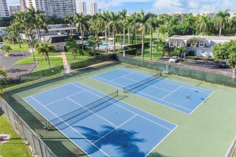 Townhouse in Hallandale Beach, Florida 3 bedrooms, 166.57 sq.m. № 2062650 - photo 18