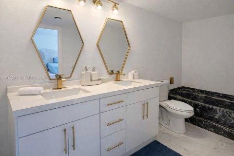 Townhouse in Hallandale Beach, Florida 3 bedrooms, 166.57 sq.m. № 2062650 - photo 10