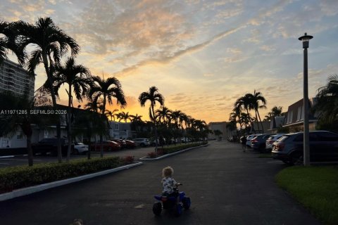 Townhouse in Hallandale Beach, Florida 3 bedrooms, 166.57 sq.m. № 2062650 - photo 20