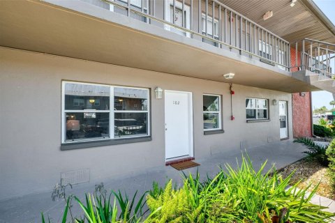 Condo in Dunedin, Florida, 1 bedroom № 2201562 - photo 10