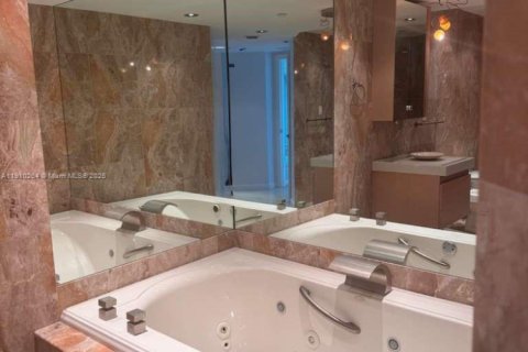 Copropriété à vendre à Miami Beach, Floride: 2 chambres, 125.42 m2 № 2016216 - photo 16
