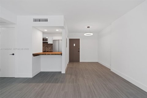 Condo in Miami Beach, Florida, 1 bedroom  № 2081287 - photo 17