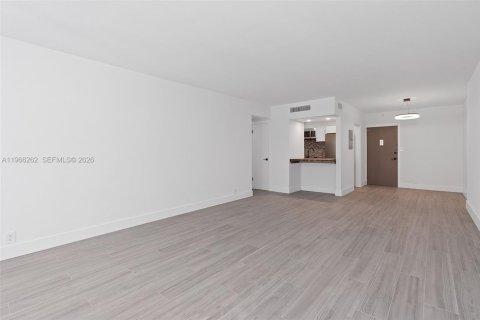 Condo in Miami Beach, Florida, 1 bedroom  № 2081287 - photo 14