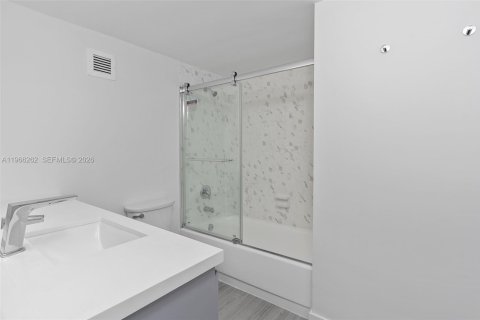 Condo in Miami Beach, Florida, 1 bedroom  № 2081287 - photo 20