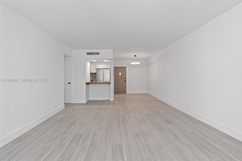 Condo in Miami Beach, Florida, 1 bedroom  № 2081287 - photo 15