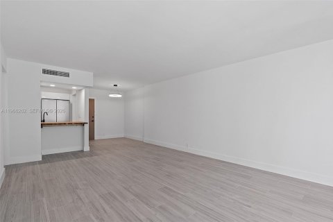 Condo in Miami Beach, Florida, 1 bedroom  № 2081287 - photo 16