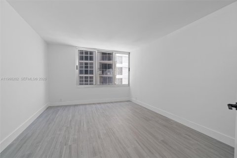 Condo in Miami Beach, Florida, 1 bedroom  № 2081287 - photo 23