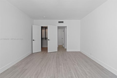 Condo in Miami Beach, Florida, 1 bedroom  № 2081287 - photo 28