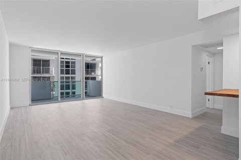 Condo in Miami Beach, Florida, 1 bedroom  № 2081287 - photo 9