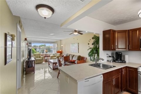 Condo in Lauderdale Lakes, Florida, 1 bedroom  № 1956075 - photo 3