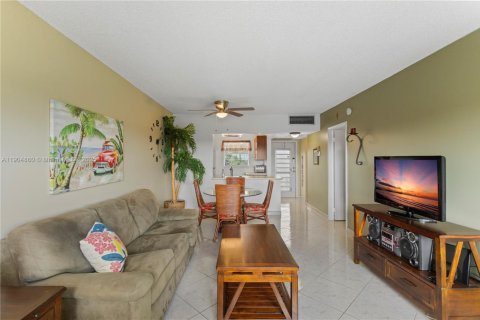 Condo in Lauderdale Lakes, Florida, 1 bedroom  № 1956075 - photo 12