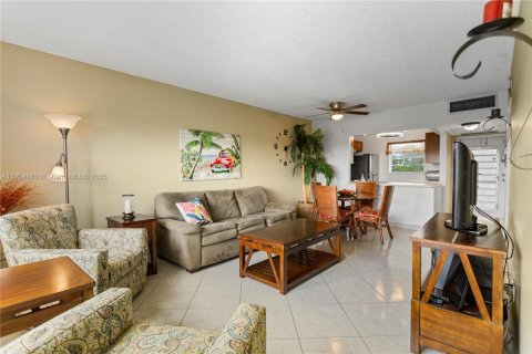 Condo in Lauderdale Lakes, Florida, 1 bedroom  № 1956075 - photo 13