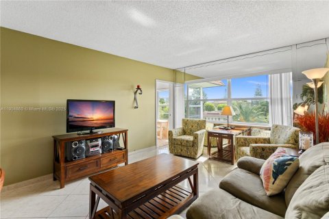 Condo in Lauderdale Lakes, Florida, 1 bedroom  № 1956075 - photo 14