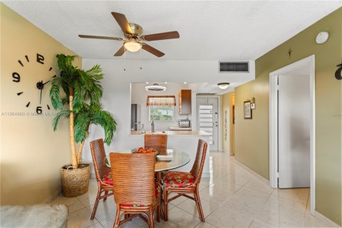 Condo in Lauderdale Lakes, Florida, 1 bedroom  № 1956075 - photo 8