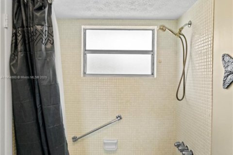 Condo in Lauderdale Lakes, Florida, 1 bedroom  № 1956075 - photo 9