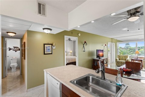 Condo in Lauderdale Lakes, Florida, 1 bedroom  № 1956075 - photo 4