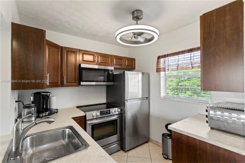 Condo in Lauderdale Lakes, Florida, 1 bedroom  № 1956075 - photo 1