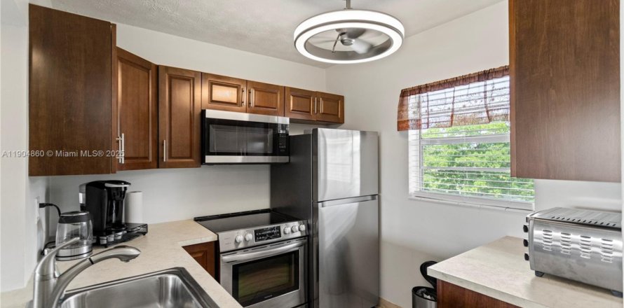 Condo in Lauderdale Lakes, Florida, 1 bedroom № 1956075