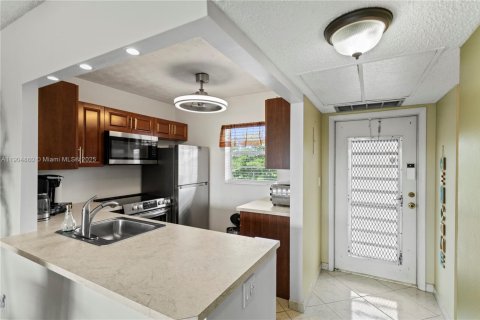 Condo in Lauderdale Lakes, Florida, 1 bedroom  № 1956075 - photo 5