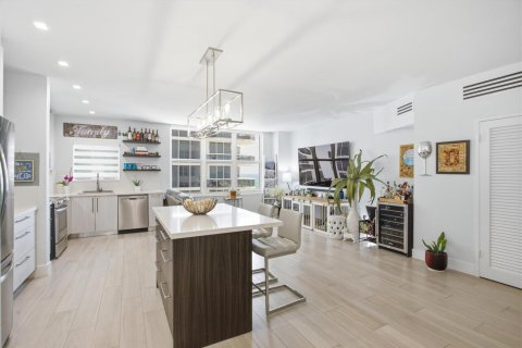 Condo in Miami Beach, Florida, 2 bedrooms  № 2085761 - photo 5