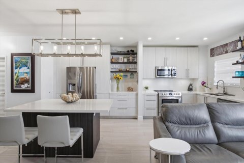 Condo in Miami Beach, Florida, 2 bedrooms  № 2085761 - photo 9