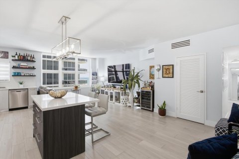 Condo in Miami Beach, Florida, 2 bedrooms  № 2085761 - photo 14