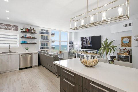 Condo in Miami Beach, Florida, 2 bedrooms  № 2085761 - photo 6