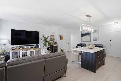 Condo in Miami Beach, Florida, 2 bedrooms  № 2085761 - photo 15