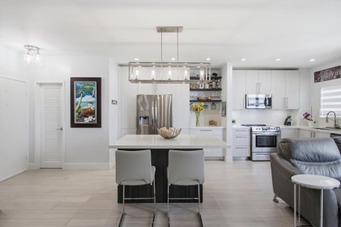 Condo in Miami Beach, Florida, 2 bedrooms  № 2085761 - photo 12