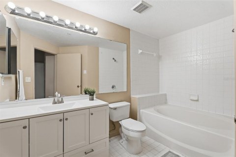 Condo in Orlando, Florida, 3 bedrooms № 2101599 - photo 13