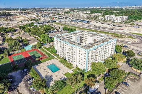 Купить кондоминиум в Майами, Флорида 1 спальня, 78.04м2, № 1709618 - фото 21