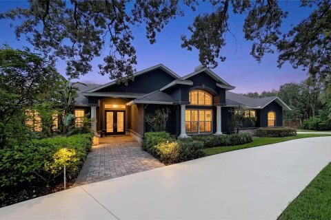 House in Tarpon Springs, Florida 7 bedrooms, 598.1 sq.m. № 2272757