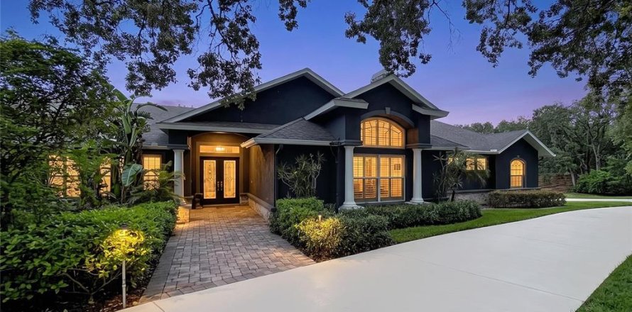 House in Tarpon Springs, Florida 7 bedrooms, 598.1 sq.m. № 2272757