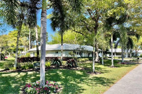 House in Pompano Beach, Florida 3 bedrooms, 204.38 sq.m. № 2426280