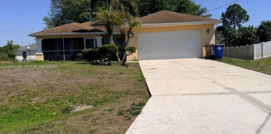 Villa ou maison à Lehigh Acres, Floride 3 chambres, 130.81 m2 № 2079888