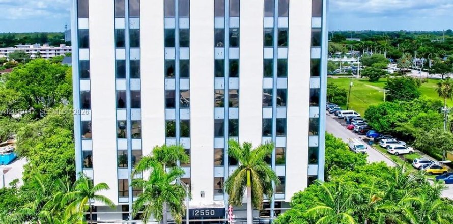 Propiedad comercial en North Miami, Florida № 2090825