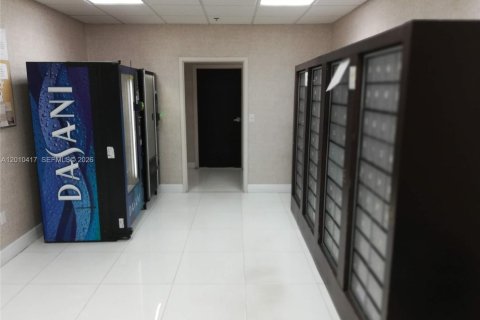Propiedad comercial en venta en North Miami, Florida № 2090825 - foto 2