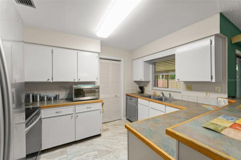 House in Titusville, Florida 4 bedrooms, 149.57 sq.m. № 1802081 - photo 13