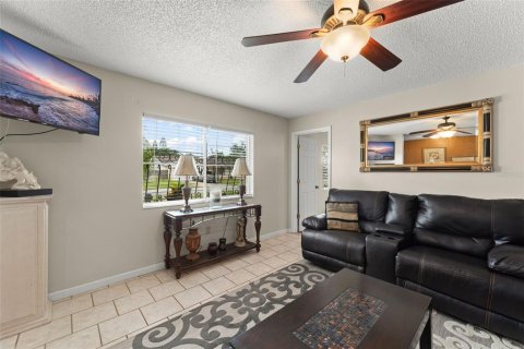 House in Titusville, Florida 4 bedrooms, 149.57 sq.m. № 1802081 - photo 5