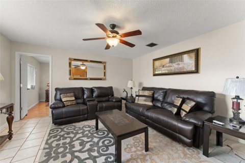 House in Titusville, Florida 4 bedrooms, 149.57 sq.m. № 1802081 - photo 4
