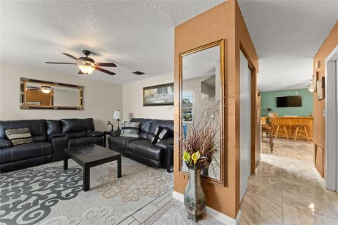 House in Titusville, Florida 4 bedrooms, 149.57 sq.m. № 1802081 - photo 3