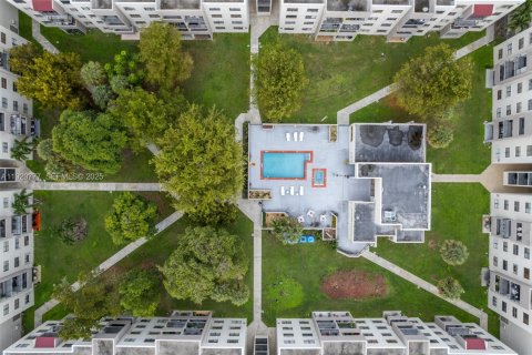 Condo in Miami, Florida, 2 bedrooms  № 2052758 - photo 29