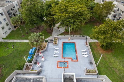 Condo in Miami, Florida, 2 bedrooms  № 2052758 - photo 21