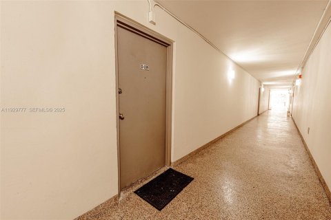 Condo in Miami, Florida, 2 bedrooms  № 2052758 - photo 25