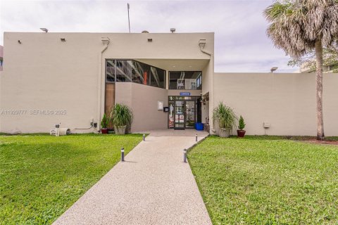 Condo in Miami, Florida, 2 bedrooms  № 2052758 - photo 26